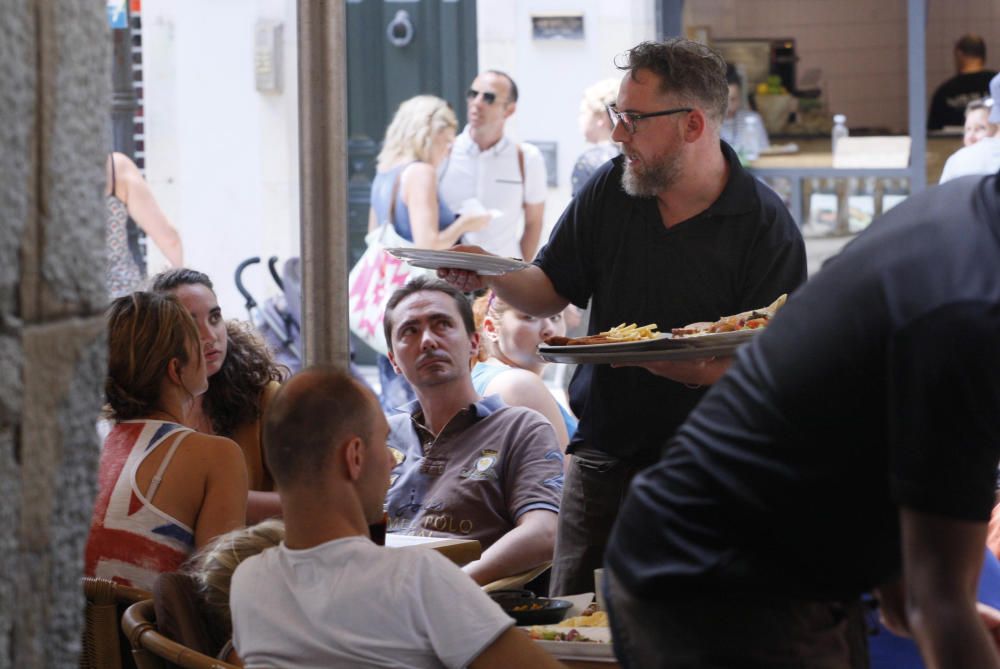 Turistes al Barri Vell de Girona el dia 1 d''agost