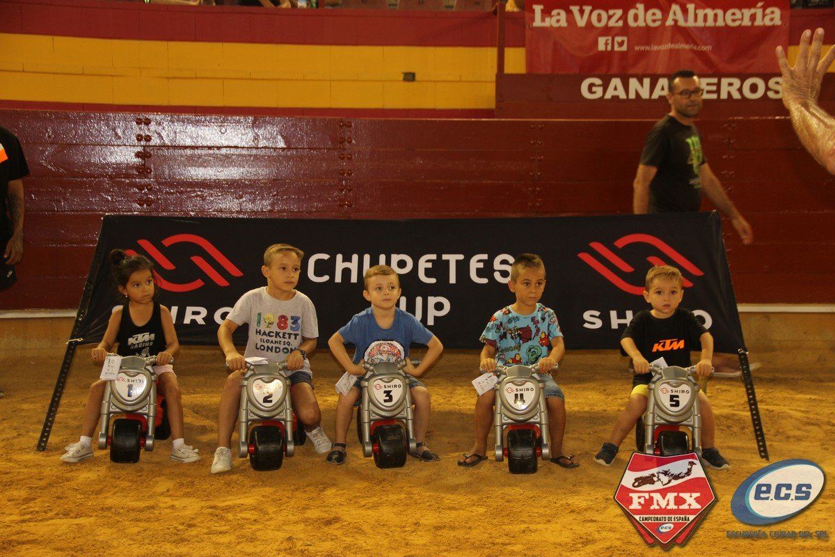 Cinco niños, de entre tres y cinco años, darán una vuelta en una carrera entre risas y competición.