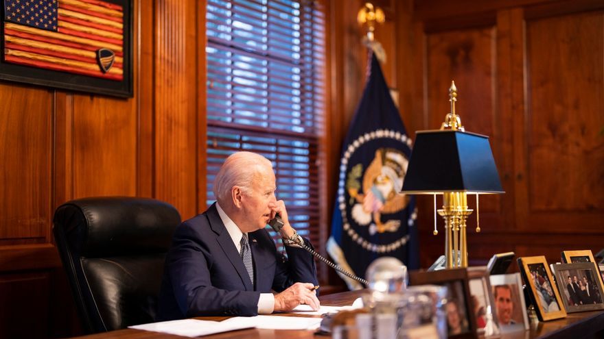 El presidente de EEUU, Joe Biden, hablando con el presidente ruso, Vladimir Putin, este jueves.