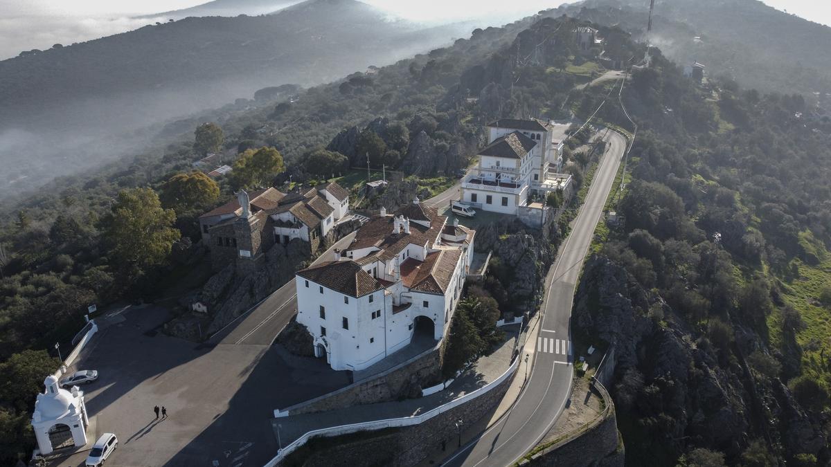 LA MONTAÑA: El Santuario de Nuestra Señora de la Montaña ofrece una panorámica excepcional sobre la capital cacereña. Situado en la Sierra de la Mosca, a unos 600 metros de altitud, permite ver la ciudad de Norte a Sur, al completo, así como Los Llanos que la circundan. Fue levantado en el siglo XVIII en honor a la Virgen de la Montaña, patrona de la ciudad desde 1906. La atalaya incorporará un restaurante que pretende abrir con asador, terrazas y avistamiento de aves.