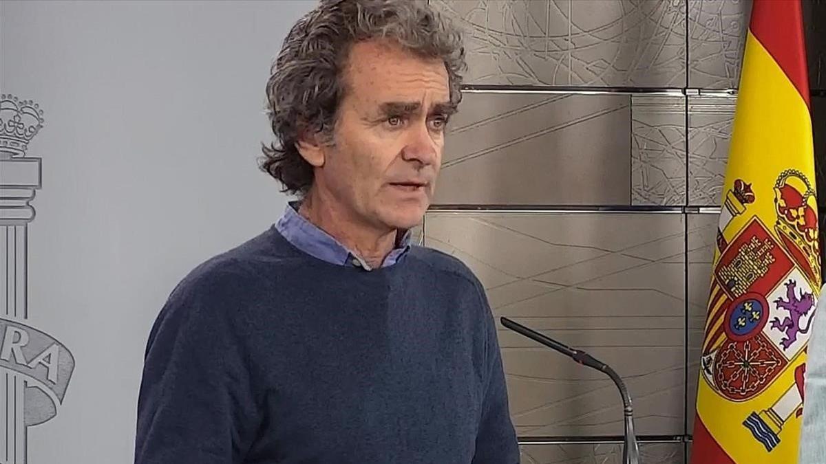 El director del Centro de Coordinacion de Alertas y Emergencias Sanitarias  Fernando Simon  este domingo durante la rueda de prensa ofrecida tras la reunion del gabinete tecnico de seguimiento de la crisis del coronavirus, el 19 de abril del 2020