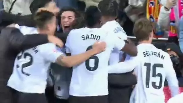 Así fue la voltereta 'lesiva' de Ramazani para celebrar su gol