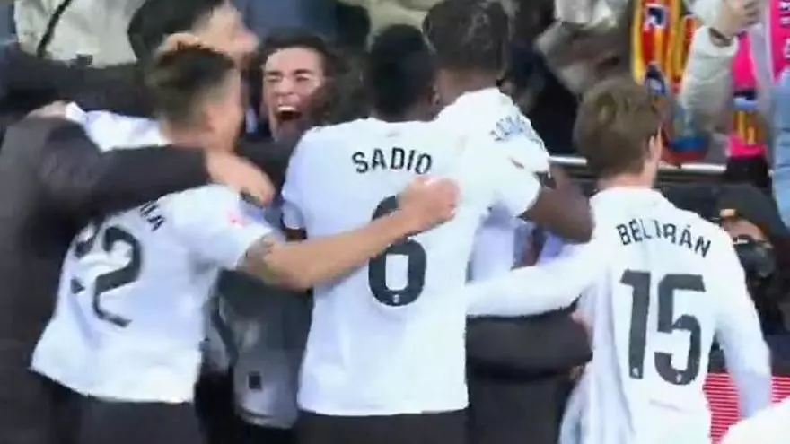 Así fue la voltereta 'lesiva' de Ramazani para celebrar su gol