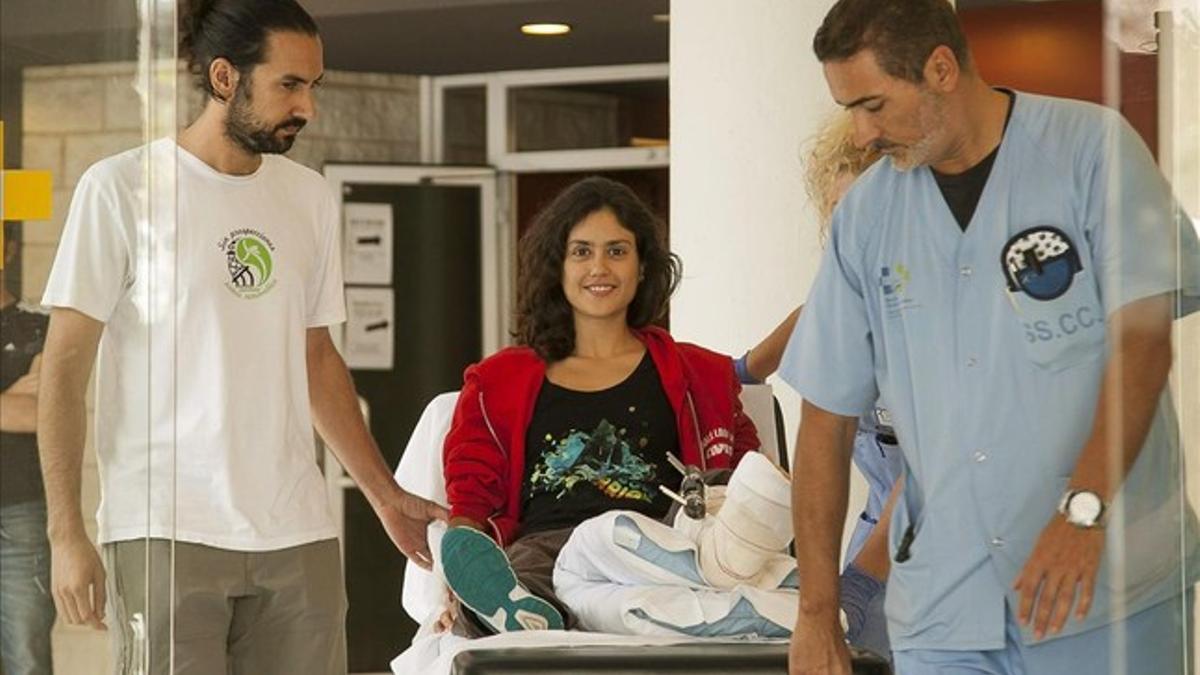 Matilda, la activista italiana de Greenpeace herida el pasado sábado, a la salida del hospital.