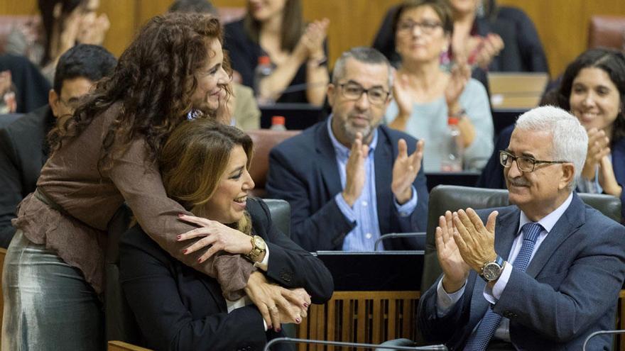 María Jesús Montero abraza a Susana Díaz entre los aplausos de sus compañeros de bancada.