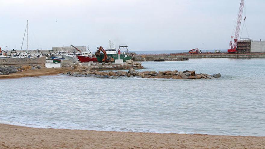 El nou espigó es troba situat en perpendicular on s&#039;acaba l&#039;escullera del port de Blanes.