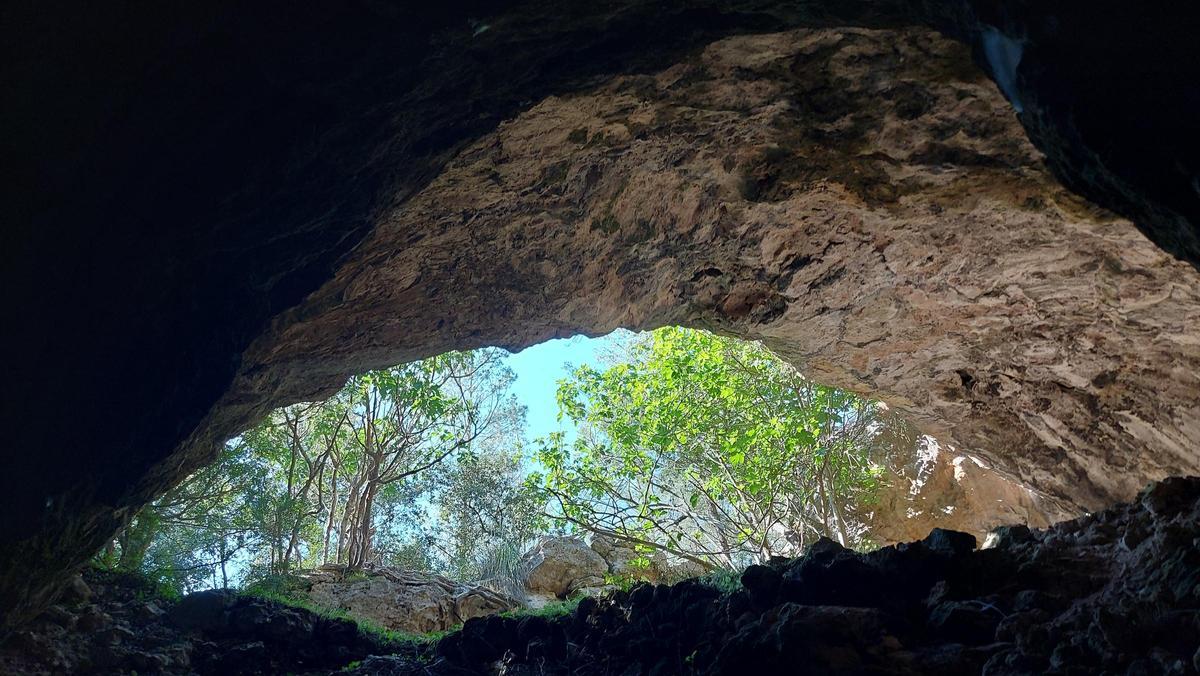 Eingang zur Cova dels Coals, eine Naturhöhle, die auch zum Gipsabbau genutzt wurde.