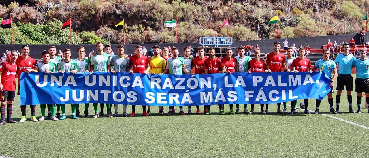Antes del inicio del partido, CD Mensajero, Antequera CF y el trío arbitral mandaron un mensaje de apoyo a La Palma y a su gente.