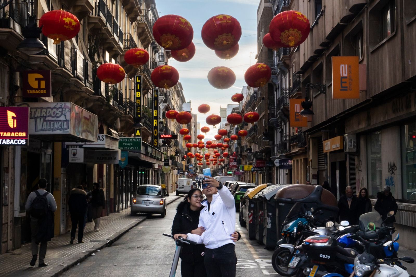 Así ha sido el montaje del nuevo año chino en el Chinatown de València