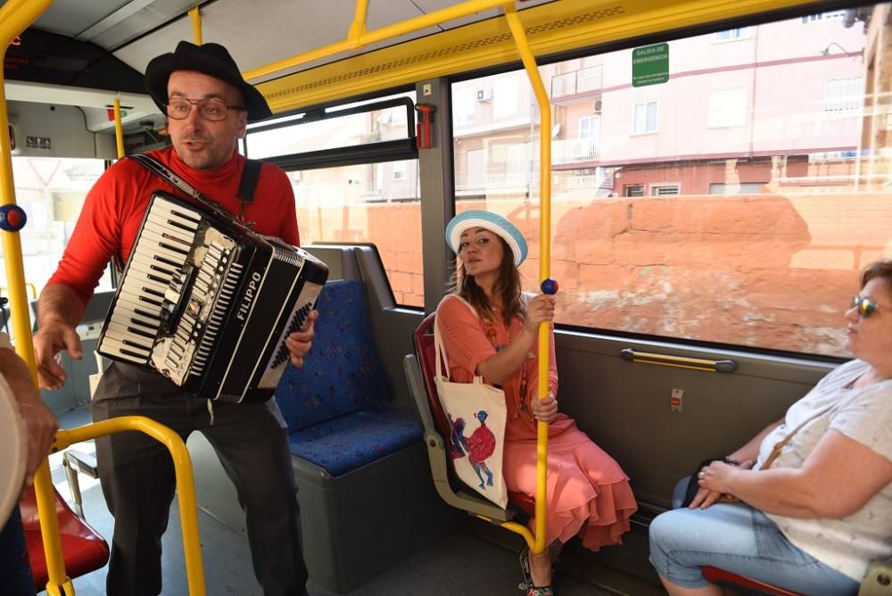 Mucho Más Mayo: actores en autobuses de Cartagena