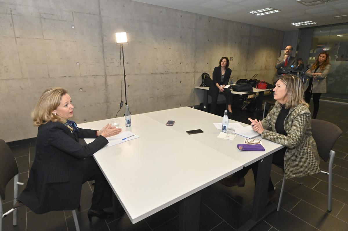 La ministra Calviño a tiende a 'Mediterràneo' en el Espaitec de la UJI.