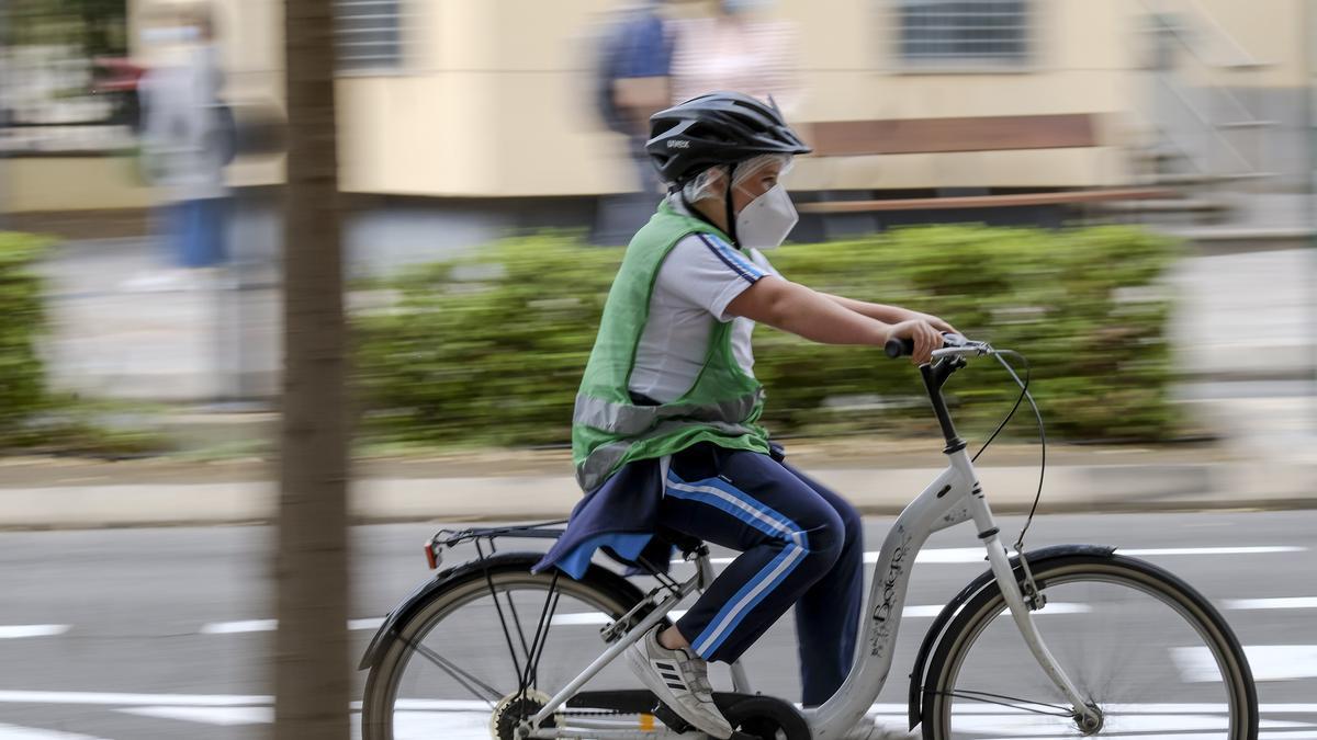 Uno de los alumnos del CEIP Gutiérrez Rubalcava montando en bicicleta en el renovado Parque de Seguridad Vial.