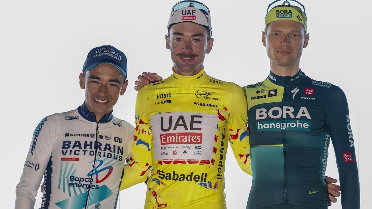 McNulty en el podio, junto al colombiano Santiago Buitrago y el ruso Vlasov, que completaron el podio de la clasificación general