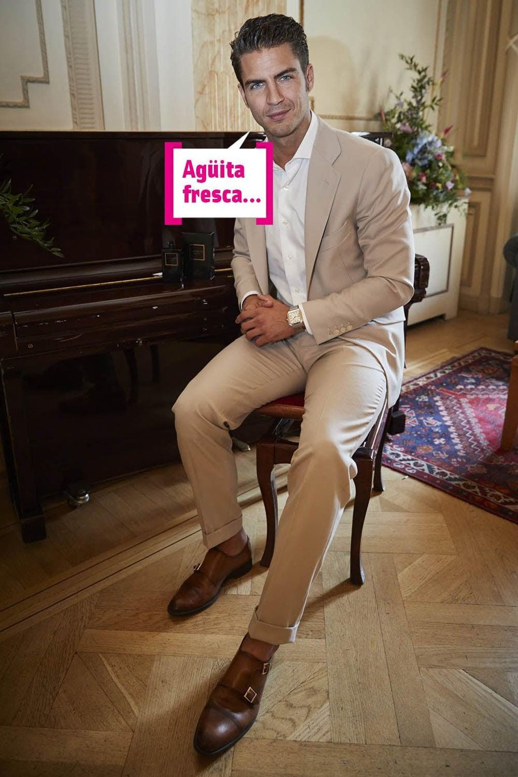 Maxi Iglesias posando con traje beige, bocadillo: "Agüita fresca..."