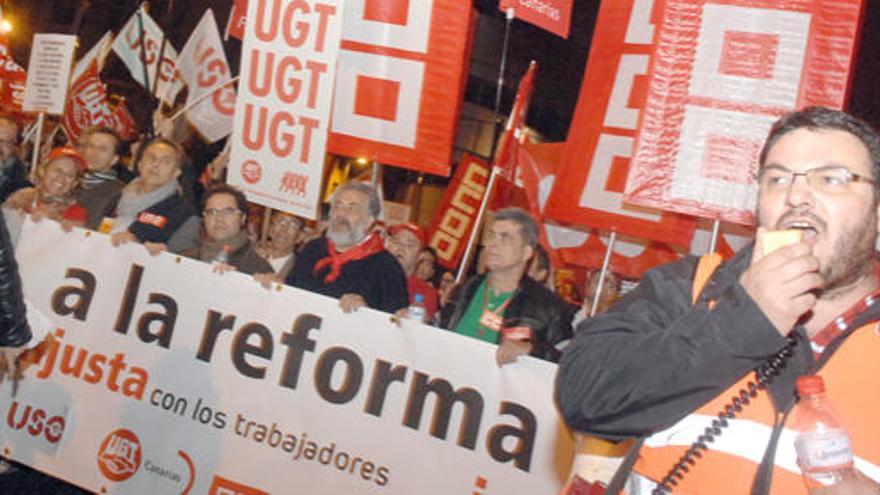 Los líderes sindicales, en la cabecera de la manifestación celebrada ayer en la capital grancanaria. i J. C. CASTRO