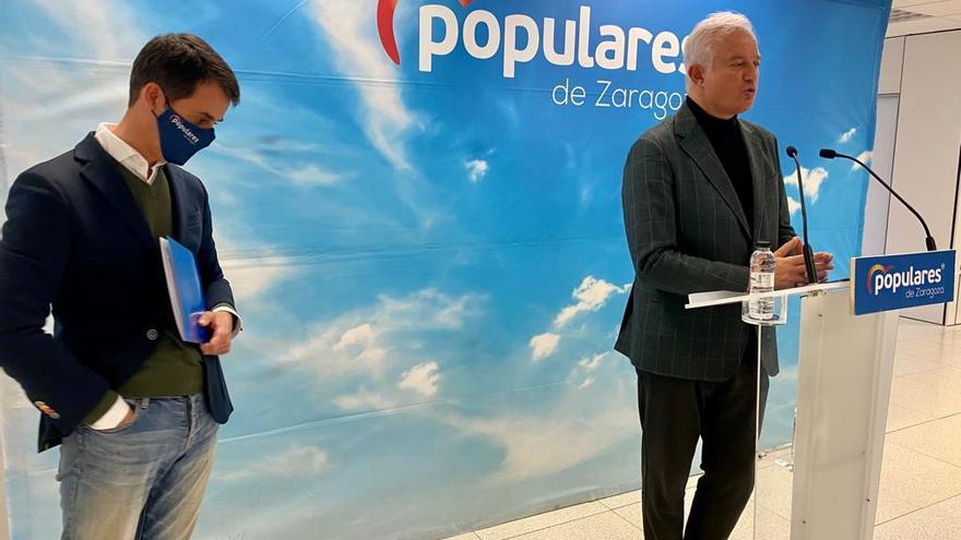 Los diputados del PP por Zaragoza, Pedro Navarro y Eloy Suárez, esta mañana en rueda de prensa en la sede del partido en Zaragoza.