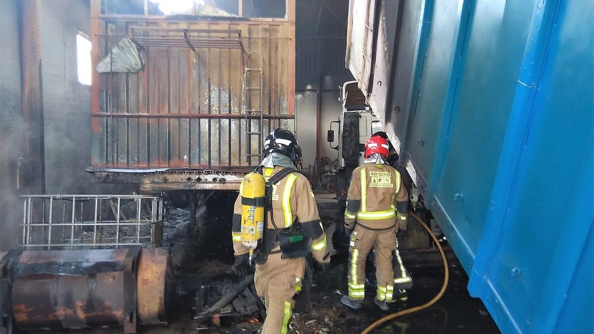 Dos bomberos tras apagar un incendio en Alcantarilla.