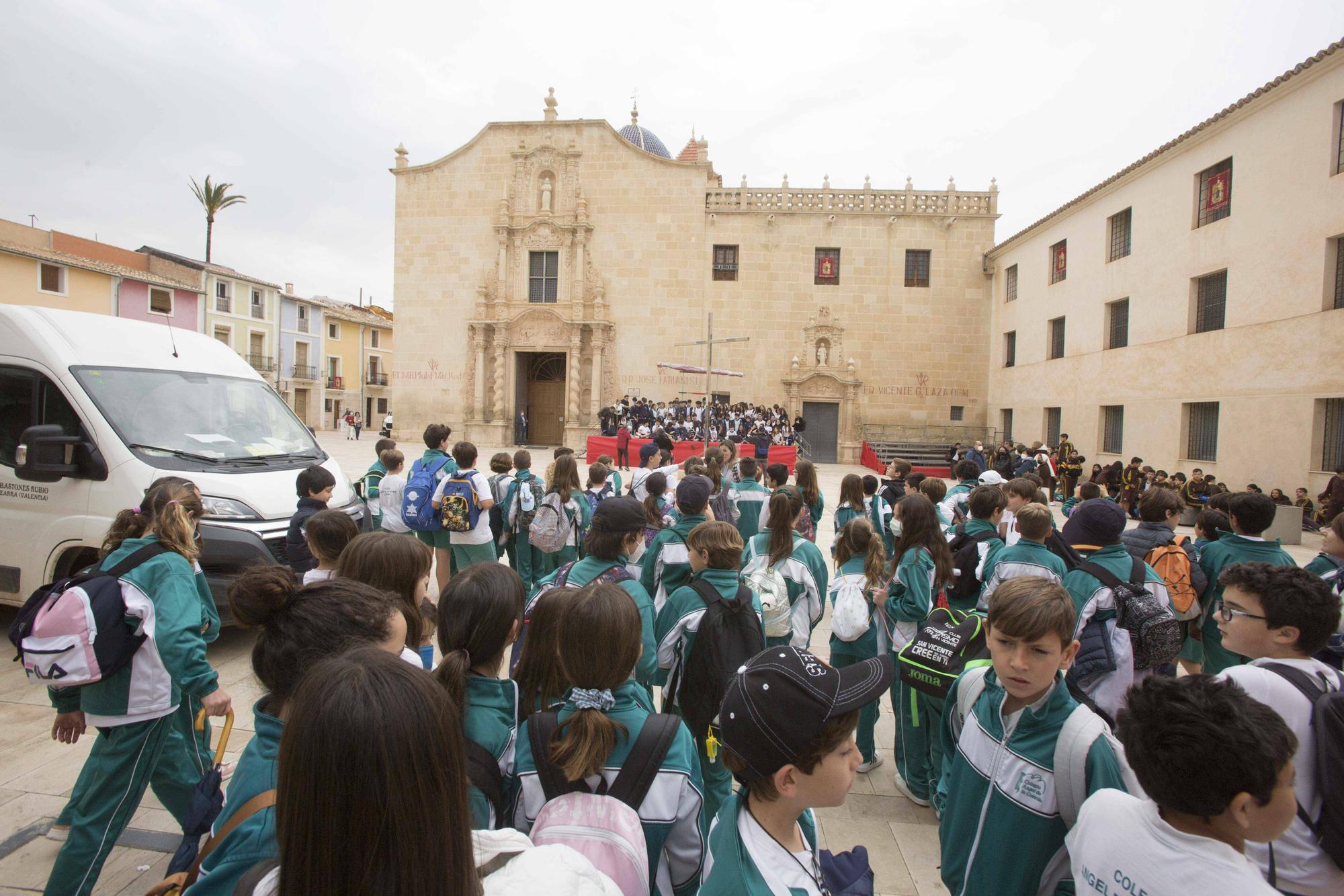 El obispo José Ignacio Munilla recibe a los niños en la Peregrina Escolar de Santa Faz