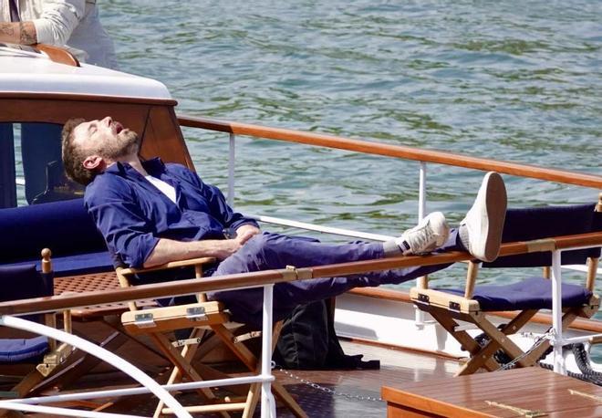 Ben Affleck dormido en un barco en su luna de miel en París