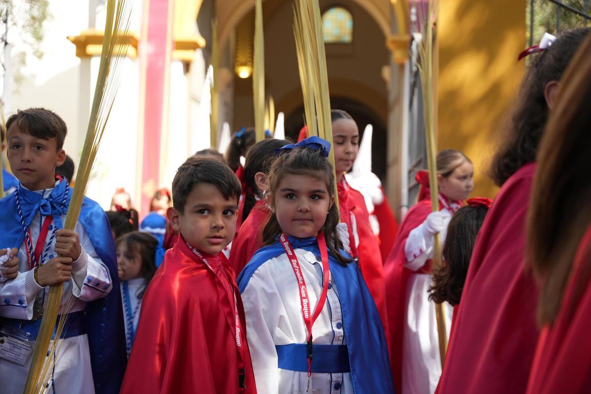 Los niños con sus palmas.