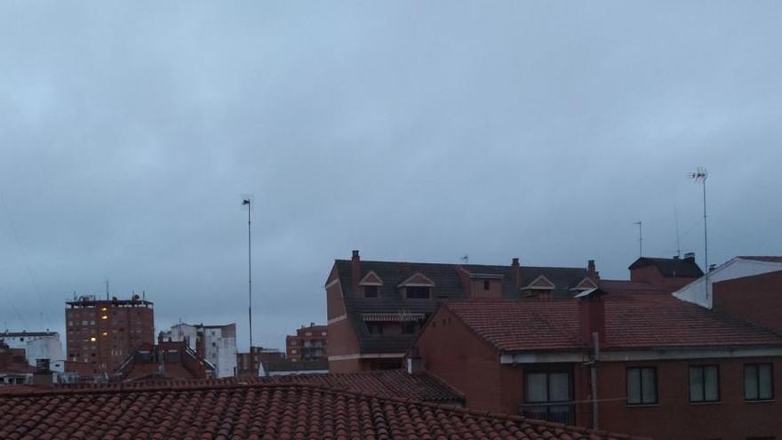 Cielo cubierto a primera hora de la mañana en la capital