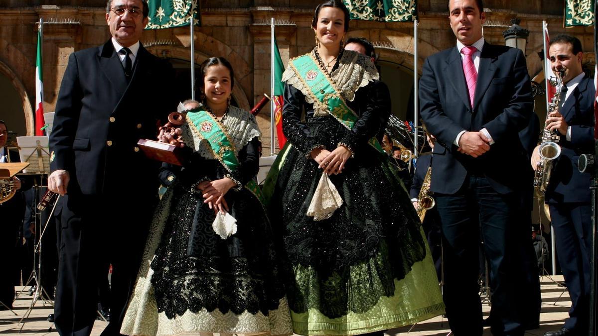 El director de la Banda Municipal de Castelló durante 30 años, Francisco Signes (izquierda), ha estado presente en los actos más importantes de las fiestas durante la Magdalena.