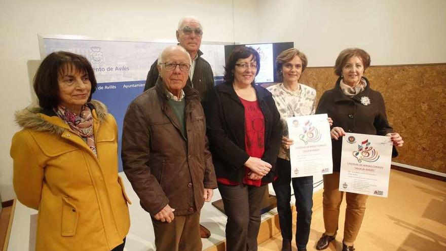 Por la izquierda, Alexis Fernández, Fernando Álvarez Balbuena, Carlos Blanco, Ana Garrido, María Álvarez Coto y Rosa Rodríguez, miembros de la junta directiva de la Coral Avilesina, en la presentación del festival.