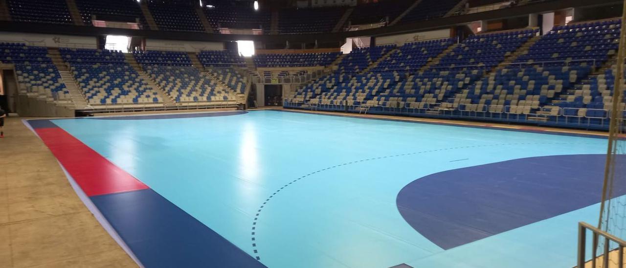 La pista del Martín Carpena, reacondicionada para acoger un partido de balonmano. | LA OPINIÓN