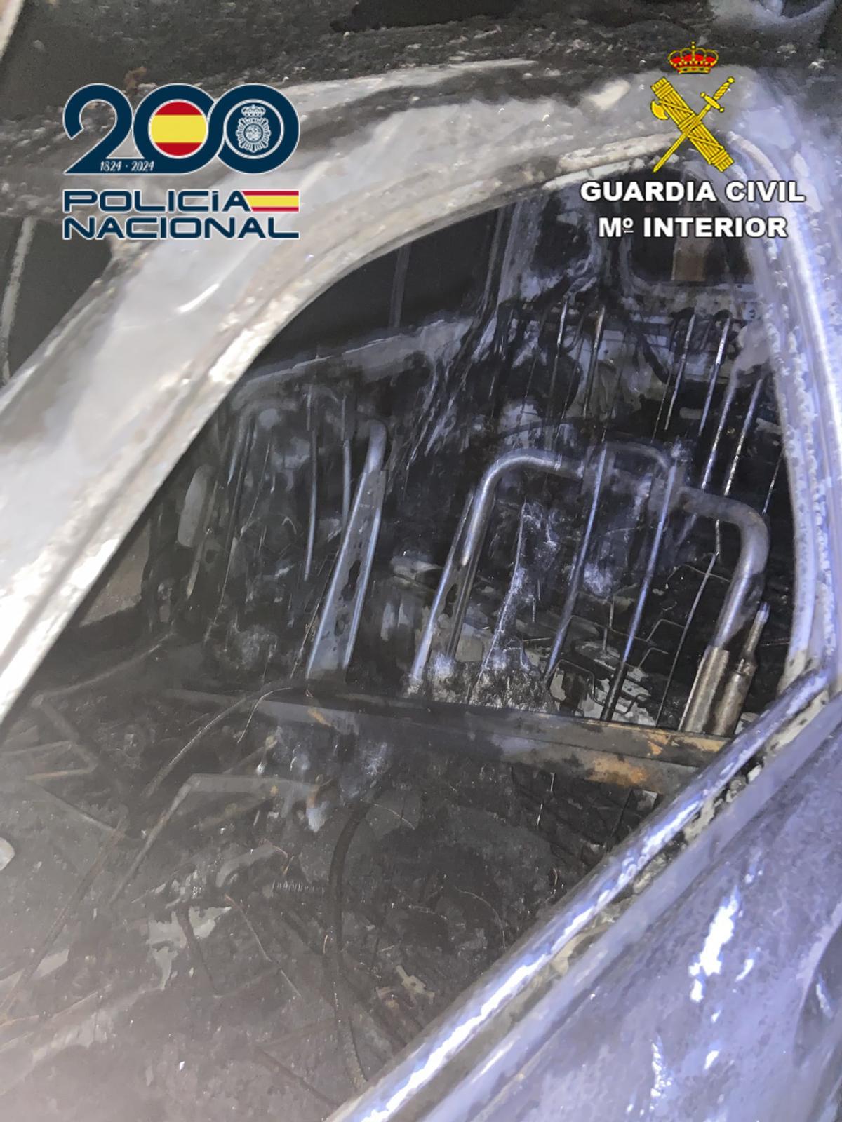 Uno de los vehículos incendiados.