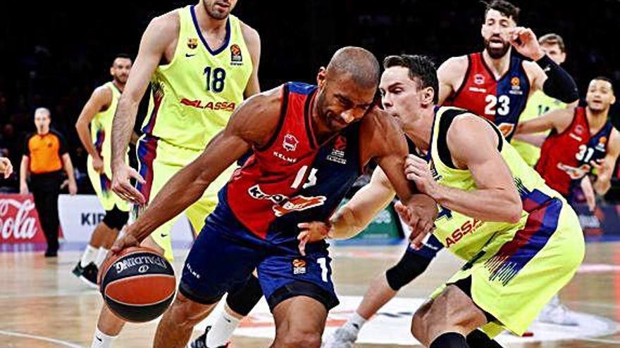 El Barça derrota el Baskonia remuntant al final (70-77)