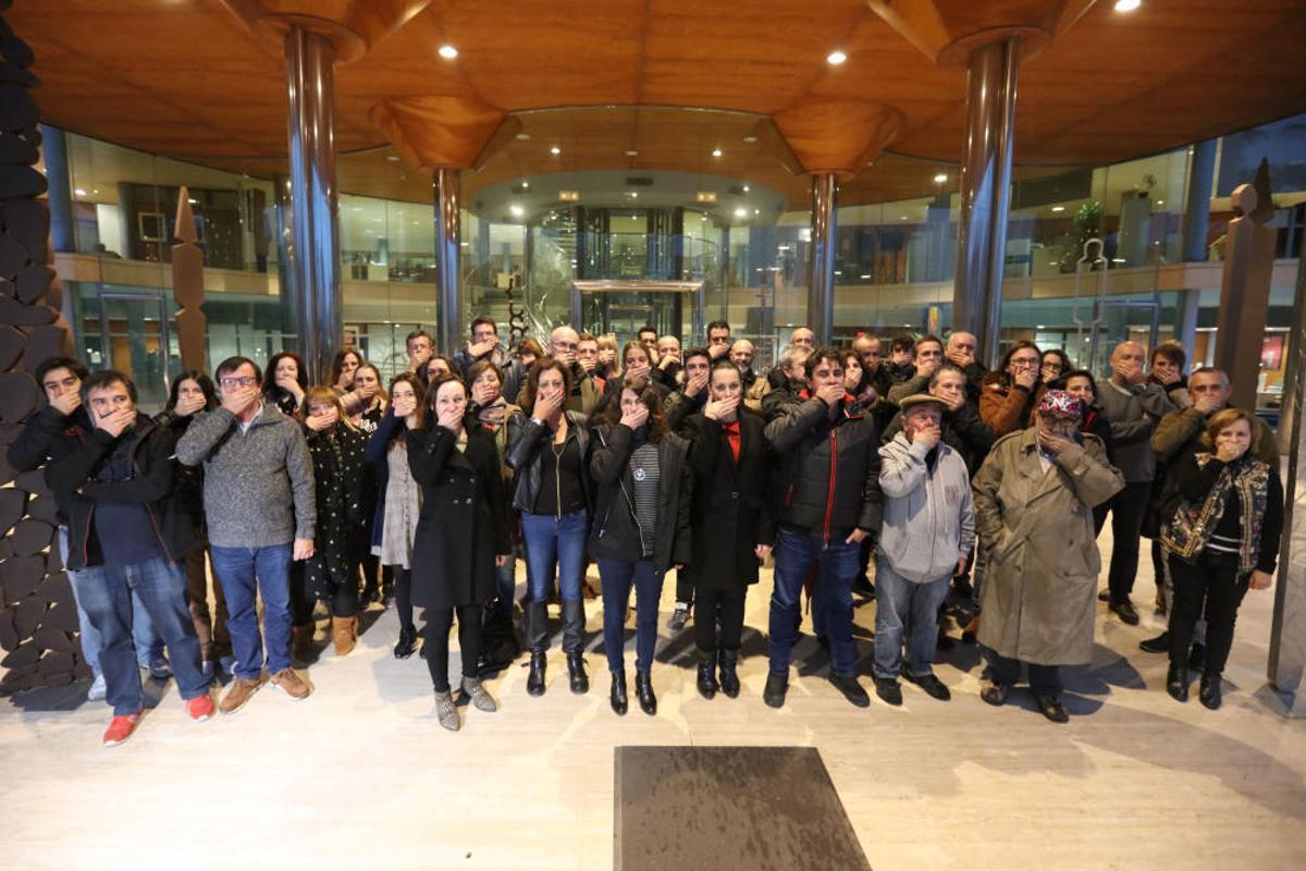 Periodistas y trabajadores de Diario de Ibiza en una concentración a favor de la libertad de prensa en las instalaciones de Es Diari en 2018.