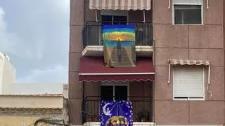 Los balcones de El Raval de Elche se visten de arte