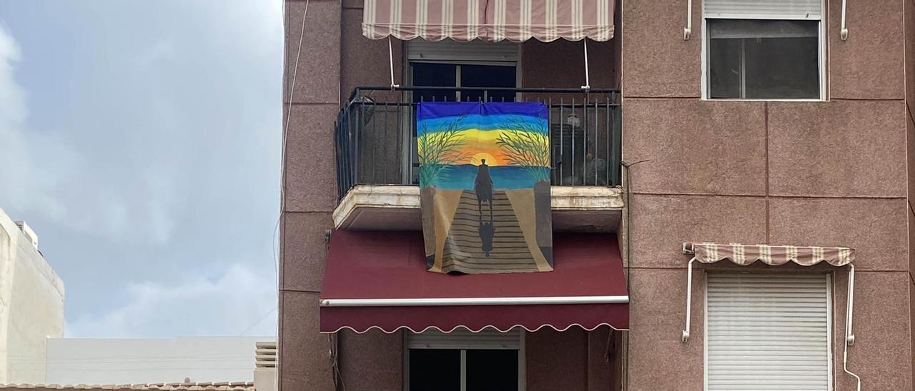 Los balcones de El Raval de Elche se visten de arte