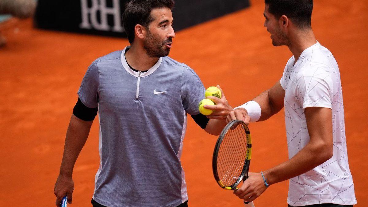 Marc López y Carlos Alcaraz, durante el partido de segunda ronda del Masters 1000 Open Mutua de Madrid de dobles.
