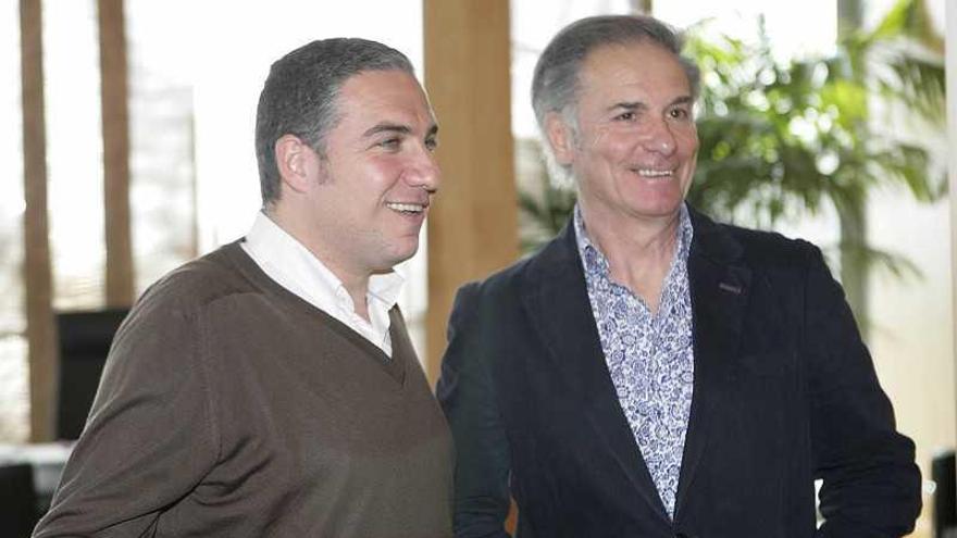 El presidente del Patronato de Turismo Málaga-Costa del Sol y de la Diputación Provincial, Elías Bendodo, y el coleccionista Juan Barco