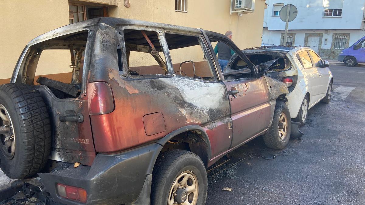 El vehículo del policía local, calcinado por las llamas.