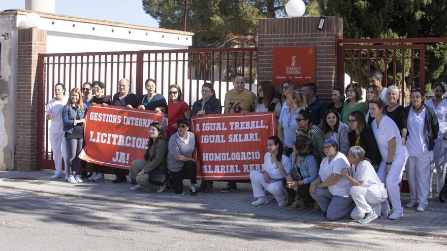 Los trabajadores de la residencia de l&#039;Alcúdia de Crespins salen a la calle: &quot;No sacan las licitaciones, no cumplen lo acordado&quot;