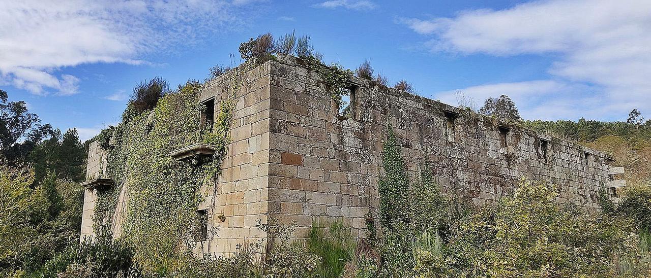 Vista del monasterio de Santa Comba de Naves desde la parte inferior del camino por la pista senderista entre    Eirasvedras y Naves.   | //  FDV