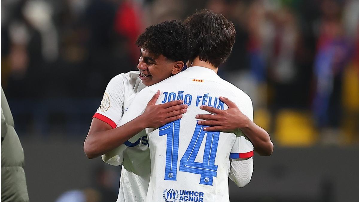 Lamine Yamal se abraza con Joao Félix tras marcar en la Suercopa de España
