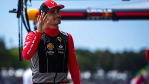 Leclerc saluda al público en Interlagos