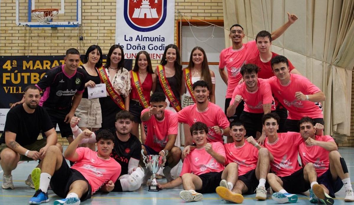 Los Men7irosos se impusieron a Panadería Sacasa en la final del maratón de fútbol 7. | JUVENTUD LA ALMUNIA