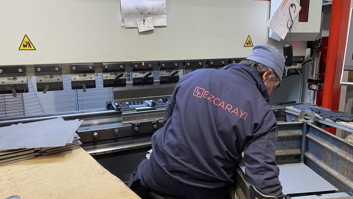 Un empleado de la cooperativa Ezcaray Seating trabaja en la fabricación de butacas.