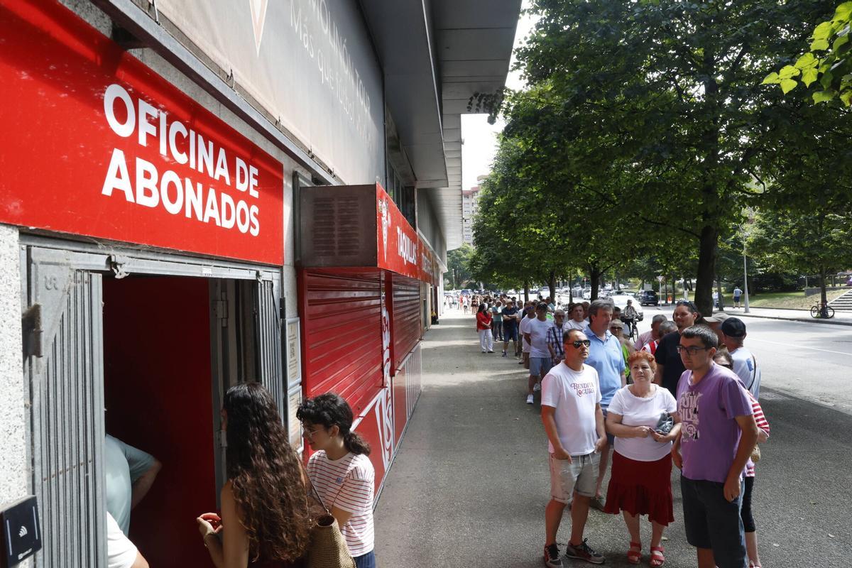 Largas colas en El Molinón para renovar el abono del Sporting de Gijón Largas colas en El Molinón para renovar el abono del Sporting de Gijón