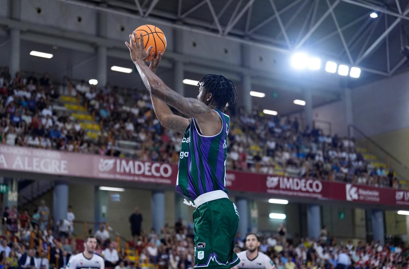 Momentos del partido amistoso entre el Unicaja y el Coviran Granada, que ha tenido lugar este sábado en Córdoba. El encuentro ha permitido disputar el título de la Copa Andalucía