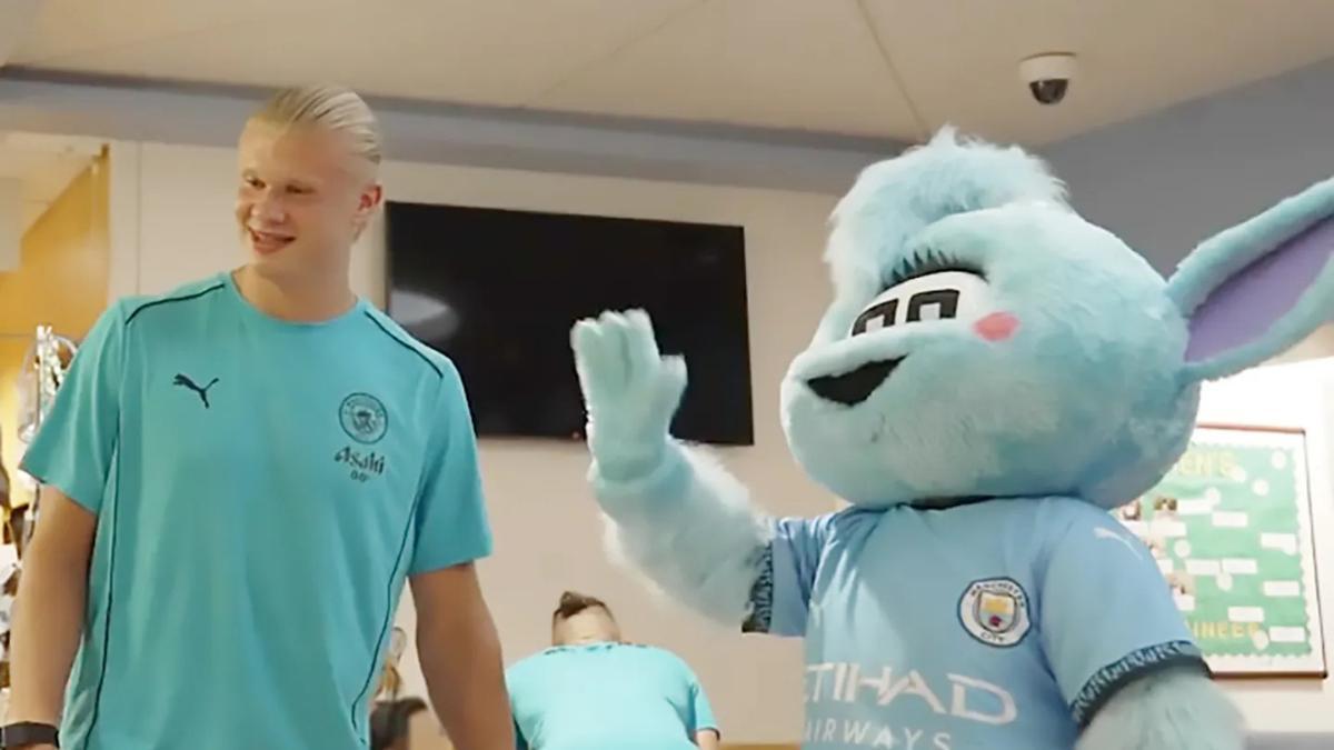 Haaland, en una imagen de archivo con la mascota 'Moonbeam'