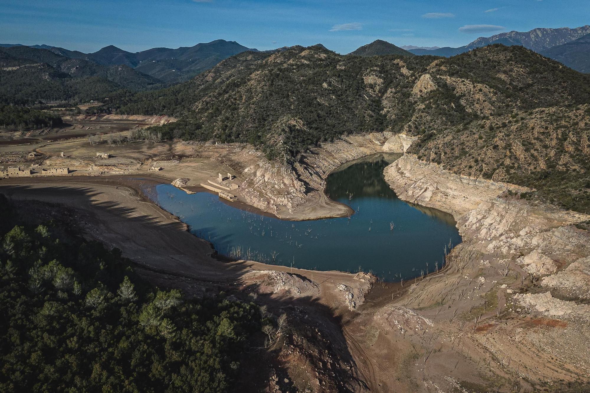 Galeria Imatges: la dramàtica situació del pantà de Dosrius Boadella a vista de dron