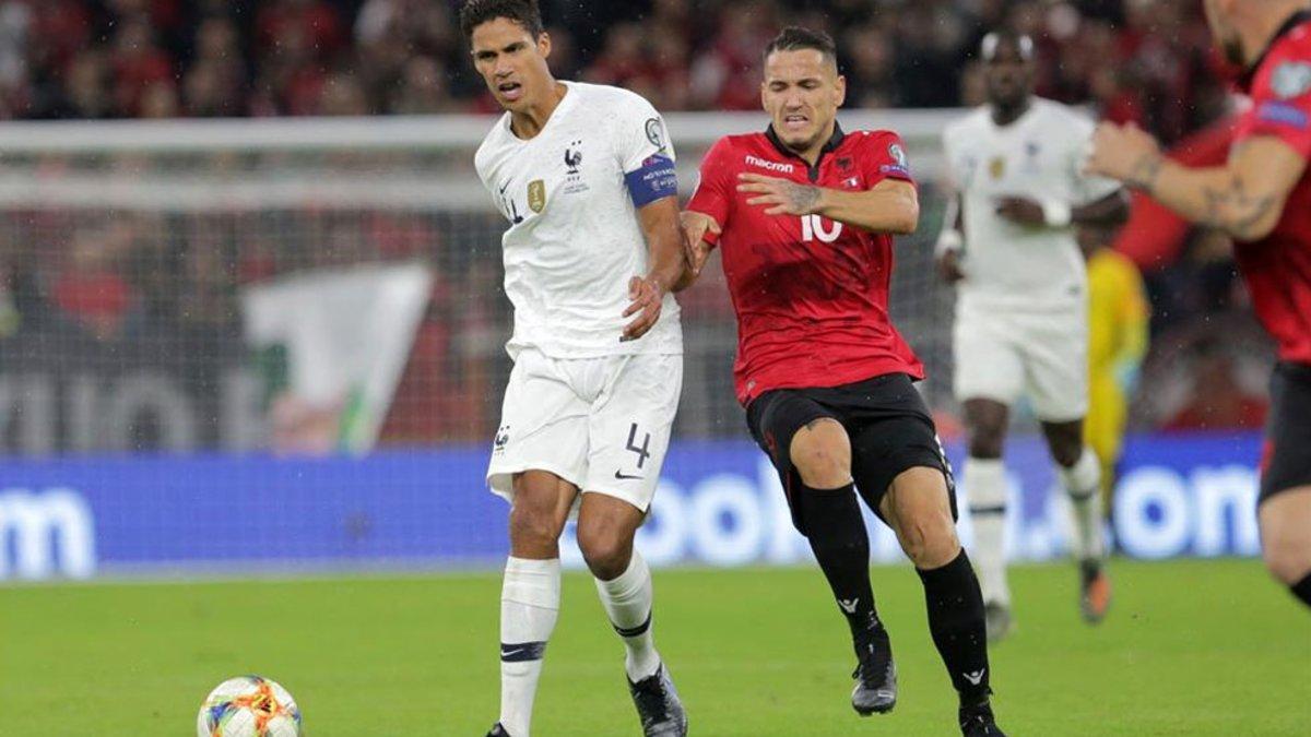 Rey Manaj, en un partido de Albania contra la Francia de Raphaël Varane