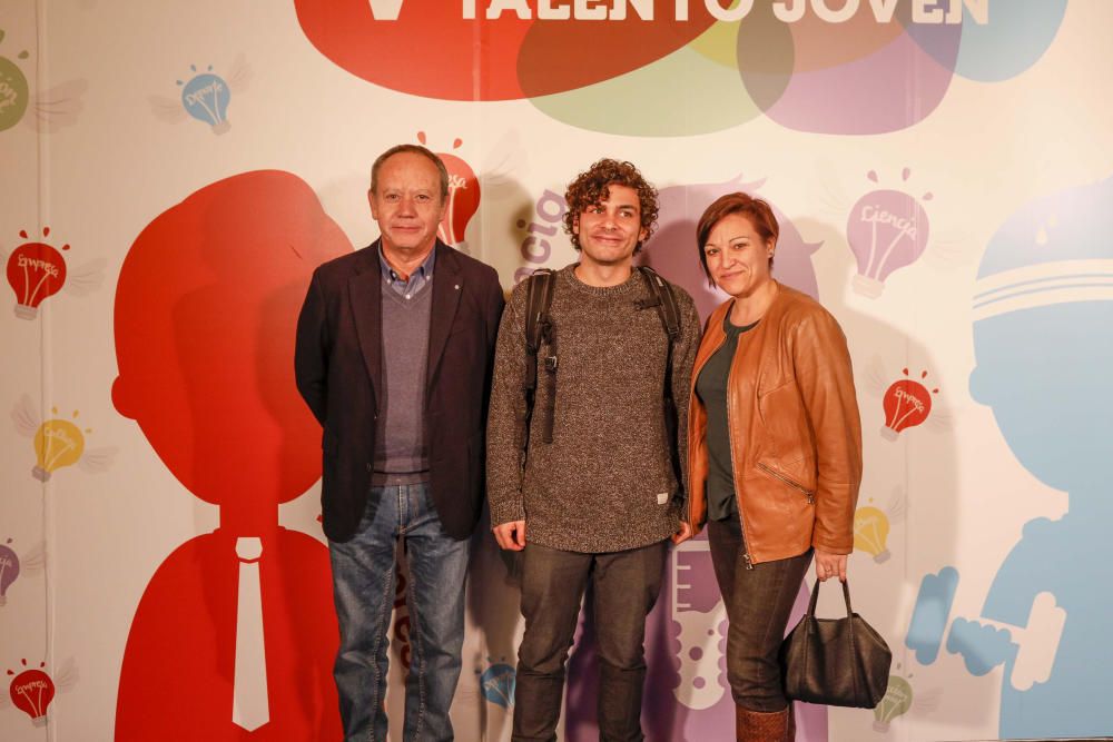 Los invitados posan en el photocall de los premios Talento Joven CV.
