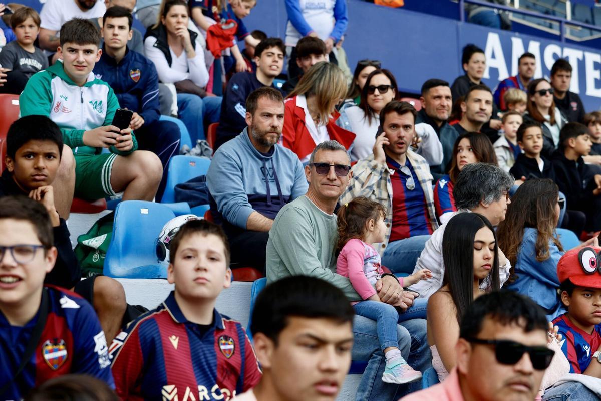 Entrenamiento a puertas abiertas del Levante UD en el Ciutat de ...