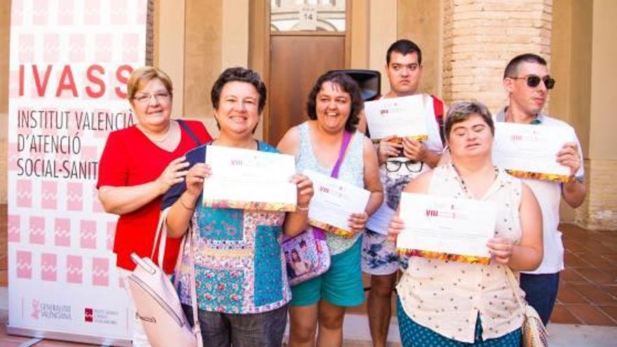 Foto del grupo de ganadores tomada en el claustro.